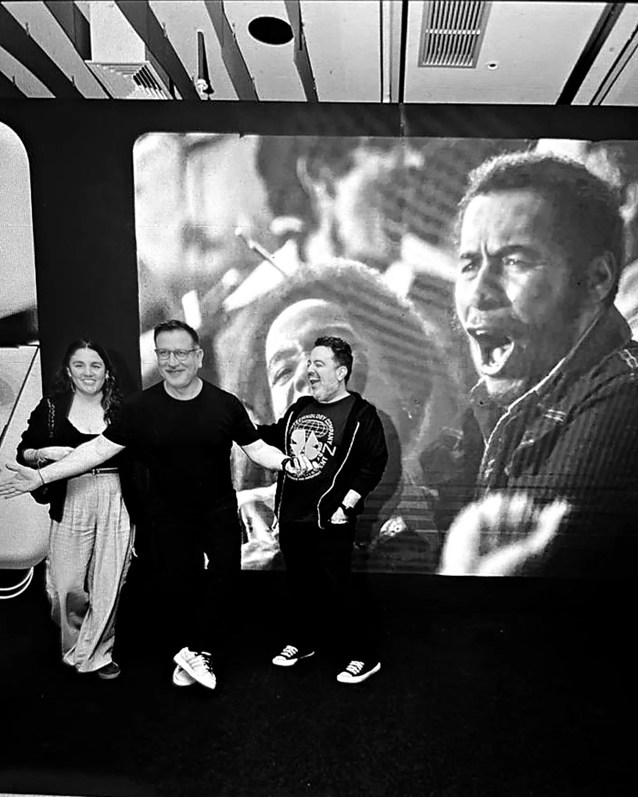 Nicola Pedreros, Luís García y Andrea Ortega, el equipo ejecutivo de SORDO, frente a una proyección en el estudio